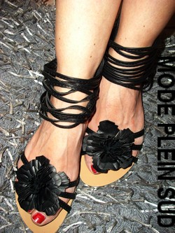 chaussure sandale WEIDE plate noir fleur